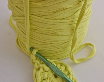 1 roll of trapilho yellow chartreuse, 800 g to crochet 7. REF E.020