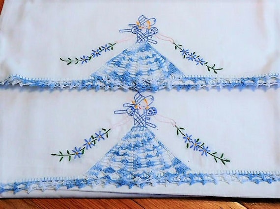 Pair Pillow Cases / Hand Crochet / Embroidery / Mid Century / Southern Belle / Linens / Shams