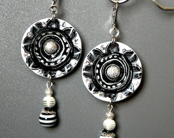 Black & White (Earings) black and white handmade Tikaille.
