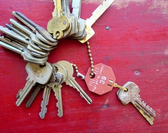 DESTASH 25 Vintage keys Jewelry keys Cheap keys Stamping keys Bargain Lot of keys Wholesale keys Wedding Bulk keys Used keys Old keys #11