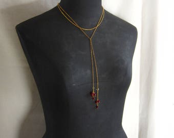Red berries tie necklace