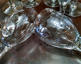 Wine Glasses Grape Leaf Pattern 8 oz Wine Goblets Etched Stemware Retro Drinkware Vintage Barware 2 Groups of 4 You Pick
