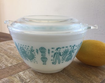 Vintage Pyrex Butterprint Bowl with lid // #401 1 1/2 PT