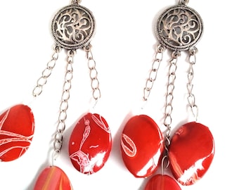 Dangle earrings with pearls red tone