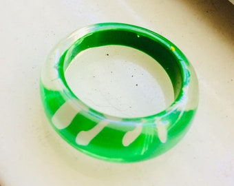 Retro 90's plastic resin bubble ring green size 6