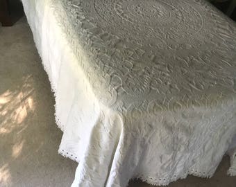 Vintage Matelasse Chenille Twin/Full Bedspread Coverlet with Fringe in White M933-1
