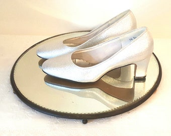 Vintage Women's Size 7-8 Shoes Silver Metallic Pumps Mod 1960 Silver Shoes High Heeled Shoes Leather Soled Women's Pumps Size 7 1/2 Shoes