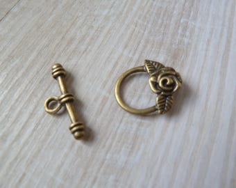 Round clasp decorated with a rose