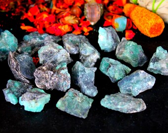 ONE Emerald Crystal -Raw Crystal, Heart Chakra Healing Stone, Precious Green Gemston, Meditation Stone, Yoga, Gift For Her, Reiki, Cleansing