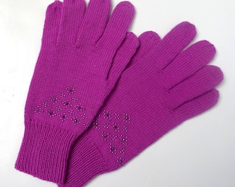 Beaded, pink gloves with fingers fine wool