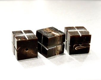 VINTAGE: 3 Gallery Horn Beads - Hand Carved Centerpiece Beads - 18 x 18 x 18mm - (6-D3-00003707)