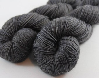 Skein hand dyed - Fingering - superwash Merino and Nylon (75/25) - 100 g / m 425 - ANTHRACITE