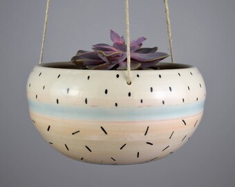 Grande Jardinière suspendue à pois et le modèle de tirets / jardinière intérieur rose Blush / grand cache-pot en céramique fait à la commande