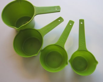 vintage Lustro Ware measuring cups - avocado green