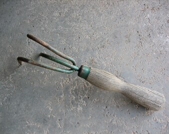 Vintage Garden Claw with Wood Handle