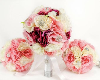 Wedding bride and bridemaids bouquets, brooch and silk flowers. Bride and braidemaids
