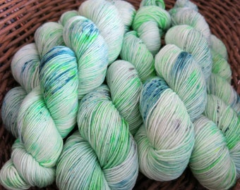Choufunga / Ghost of Captain Cutler / hand painted yarn / hand dyed superwash merino sock wool / speckled yarn / indie dyer / scooby doo