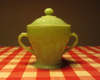 ANCHOR HOCKING Jadite "Shell" Sugar Bowl with two side Handles and Lid - Made in USA - 1970s