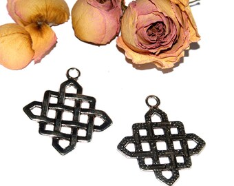 Pendant stylized way knot Chinese silver 35 mm approximately.