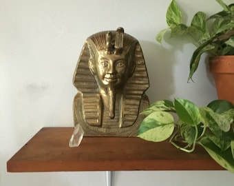 glam brass king tut bust. hollywood regency king tut brass egyptian statue. brass paperweight statue. regency mid century brass pharoah.