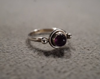 Vintage Sterling Silver Band Ring Round Bezel Set African Amethyst Fancy Raised Relief Art Deco Style, Size 5.5