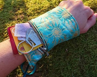 Wrist wallet in turquoise waxprint