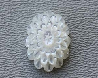 MOTHER OF PEARL: 12x16mmmm Mother of Pearl Carved 3D Oval Mum Cabochon (1)