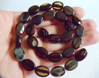 3 AGATE FLAT OVAL BEADS. 14 X 10 X 5 MM.