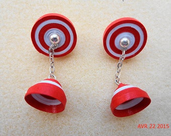 Dangle earrings in red and white quilling