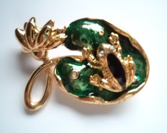 Fabulous Unsigned Goldtone/Green Frog on Lilypad Brooch/Pin