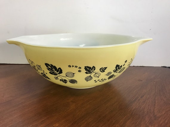 Pyrex Cinderella black gooseberry on yellow