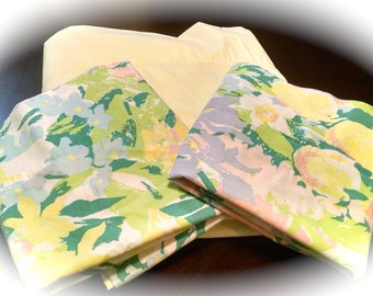 Queen Flat Sheet / 2 Floral Pillowcases / Re Mix Queen Sheet Set / Vintage Bedding / Retro Linens