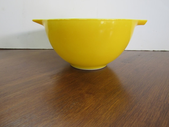 Pyrex Daisy solid yellow mixing bowl