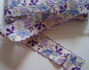 Lace shirt and Parma violet rickrack Ribbon background ecru width 5.5 cm