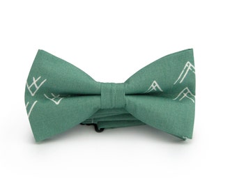 Minimalist mens green bowtie, Geometric patterns bowtie, Pale green tie, Pretied bow tie, Mens bowtie, Minute Papillons bow tie