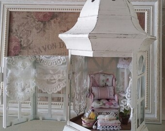 Lanterna in metallo stile shabby chic con miniature in scala 1:16