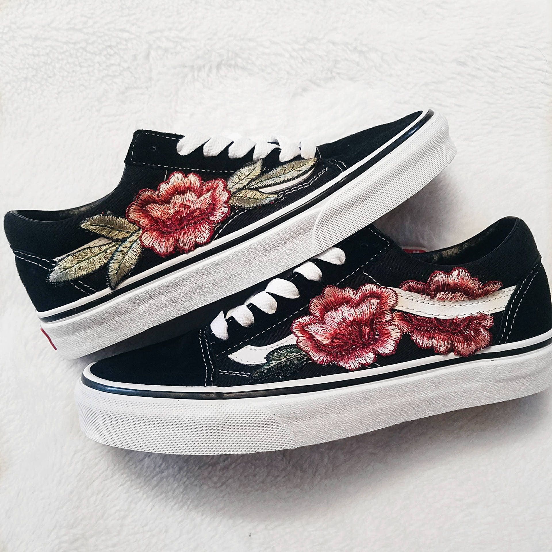 vans avec des roses brodées