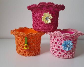 Crocheted pot cover in drawstring