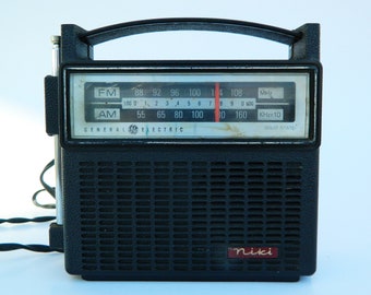 Vintage Radio General Electric AM / FM Dual-Power Solid State Transistor,Vintage Portable Radio, GE Model 7-2818F, 1970s Audio Electronics
