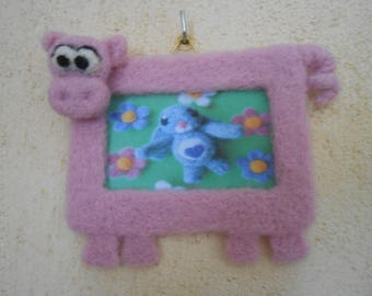 Small pig photo frame in felting wool.