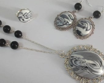 Set a long necklace, earrings and ring