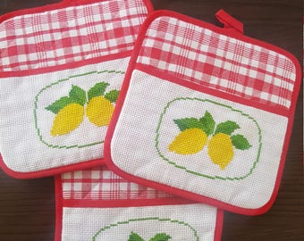 This oven Mitt and its maniettes
