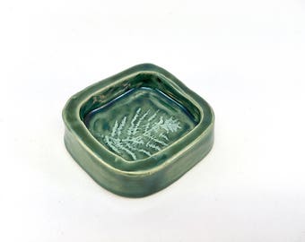 Little ceramic ringdish in green with a farn illustration, greenterior