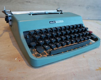 Retro Typewriter, Green Vintage Typewriter Olivetti Lettera 32 manual, industrial type writer with French keyboard AZERTY
