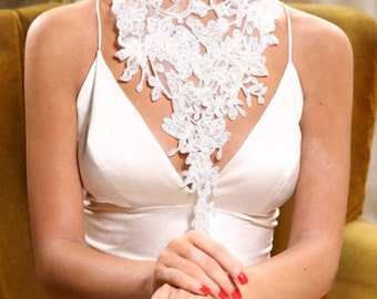 Bridal ivory lace necklace. Floral lace necklace decorated with ivory pearls. Lace Choker. Bridal Neck Piece