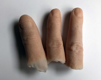 1 severed gelatine finger prosthetic prop. Perfect for TV, film, stage, halloween and cosplay.