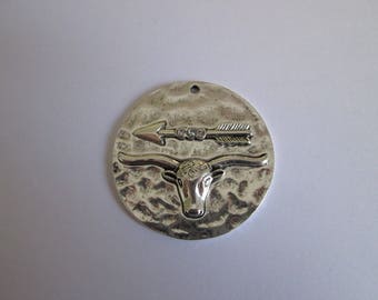 pendentif boeuf flèche en métal argenté 42 mm