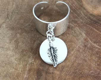 Ring in 925 Silver with feather and medal charm