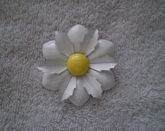 Vintage Enamel Daisy Brooch Pin