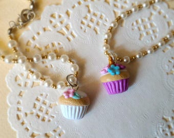Cupcake bracelet in Fimo with white and gold beads